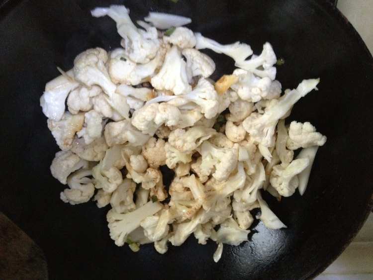 西红柿香肠炒菜花步骤7