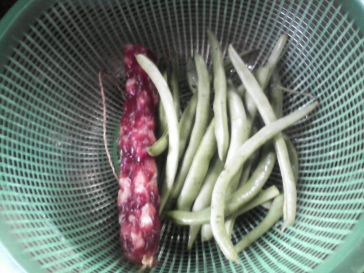 四季豆炒香肠步骤1