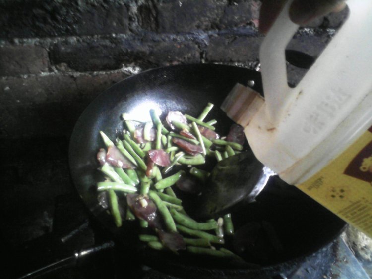 四季豆炒香肠步骤9