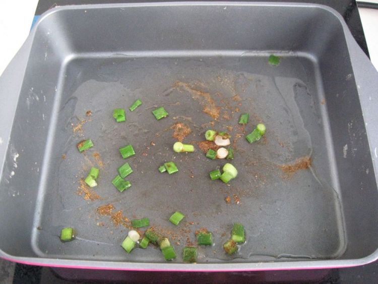 香肠卷心菜炒饼步骤3