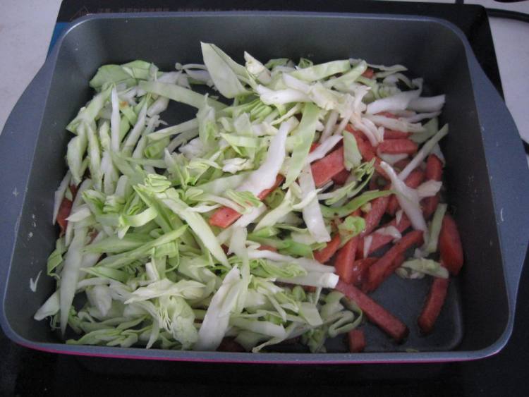 香肠卷心菜炒饼步骤5