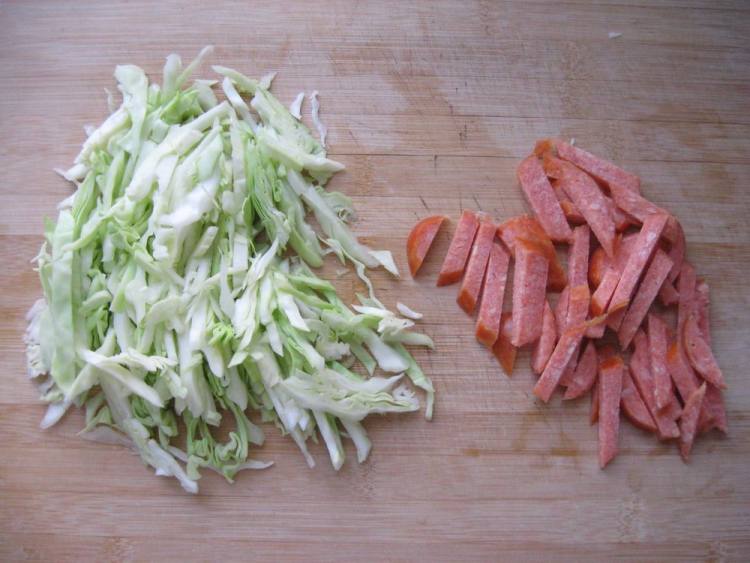 香肠卷心菜炒饼步骤2