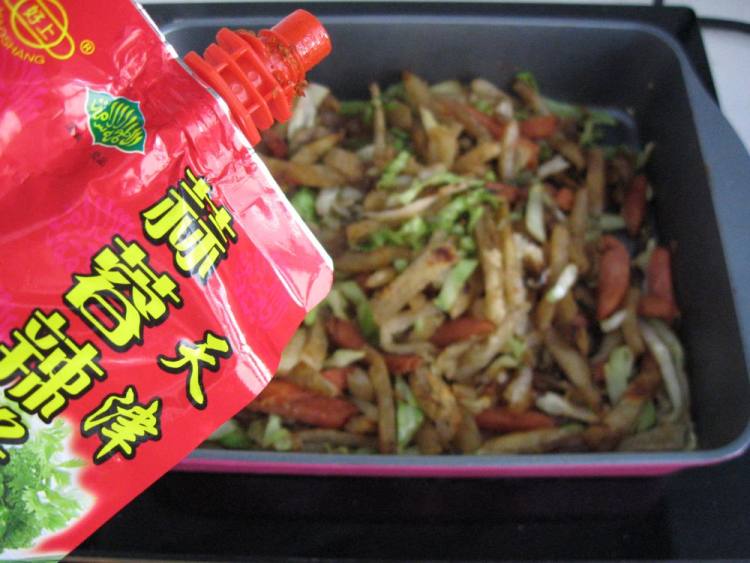 香肠卷心菜炒饼步骤7