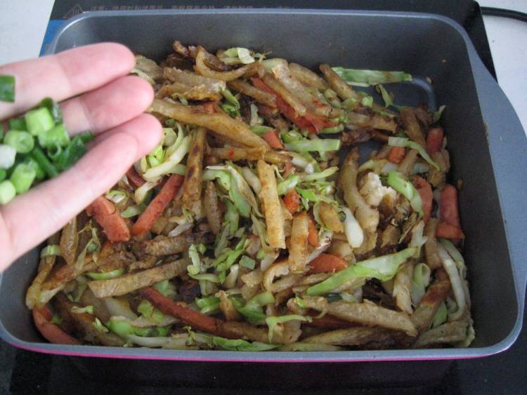 香肠卷心菜炒饼步骤8