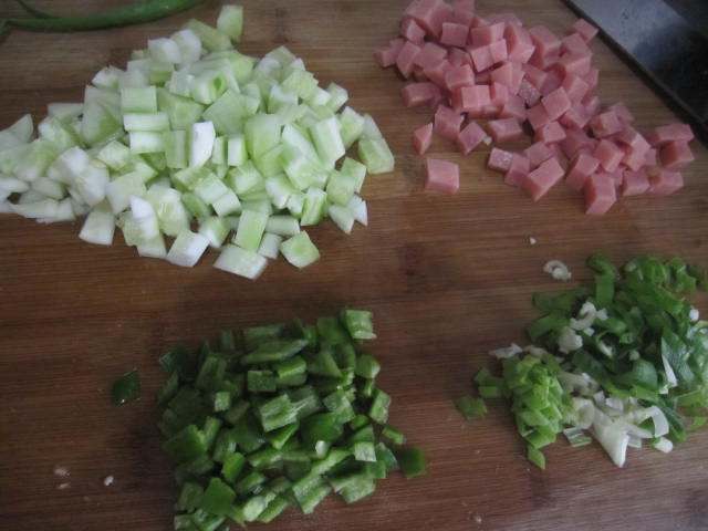 火腿肠黄瓜炒饭步骤2