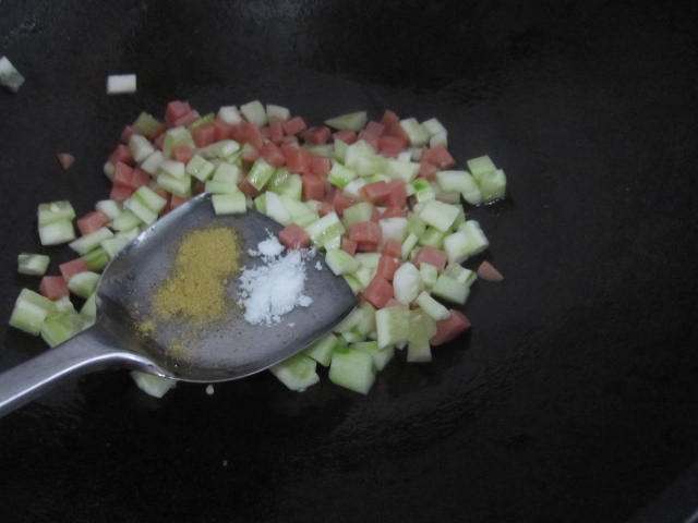 火腿肠黄瓜炒饭步骤7