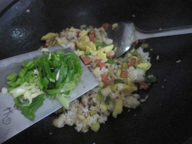 火腿肠黄瓜炒饭步骤12