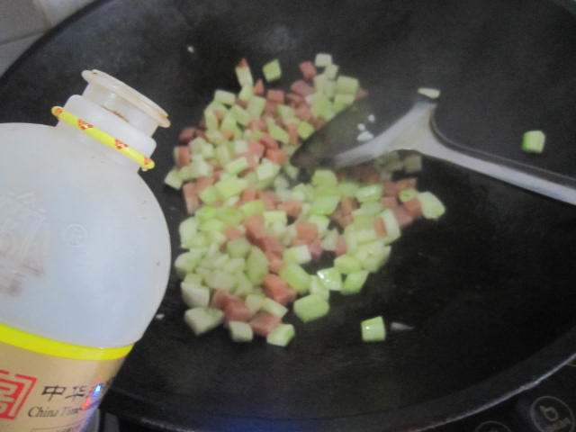 火腿肠黄瓜炒饭步骤8