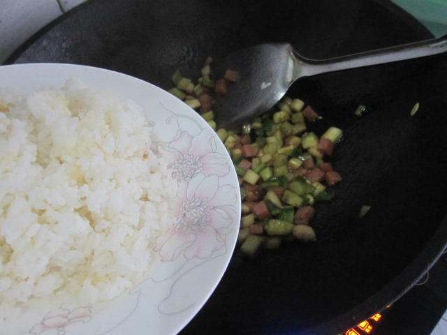 火腿肠黄瓜炒饭步骤10