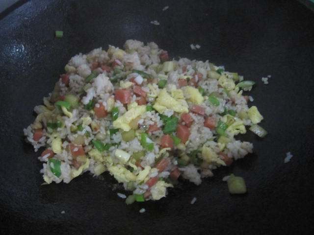 火腿肠黄瓜炒饭步骤13