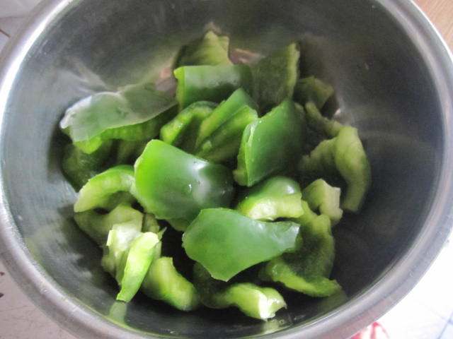 鸡蛋大辣椒炒香肠步骤1