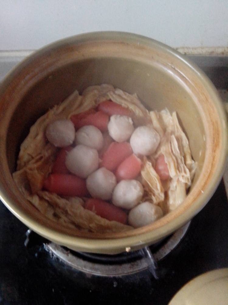 叉烧支竹肉丸煲步骤3