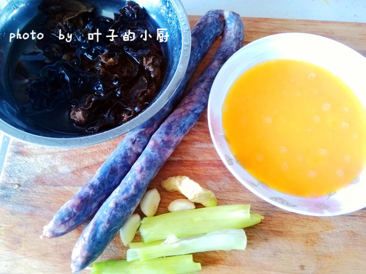 木耳鸡蛋炒香肠步骤1