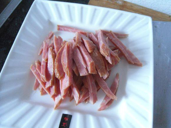 香肠炒芹菜步骤3