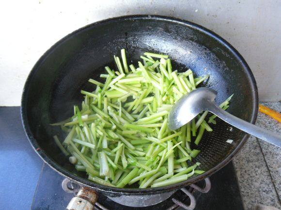 香肠炒芹菜步骤6