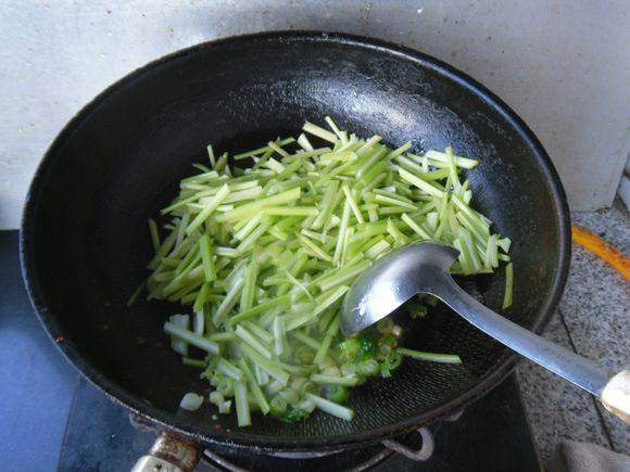 香肠炒芹菜步骤5