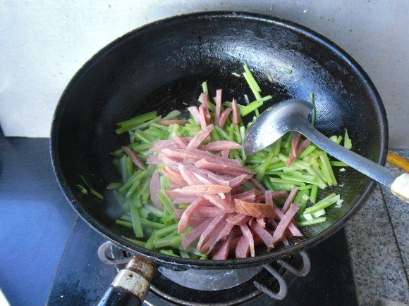 香肠炒芹菜步骤8
