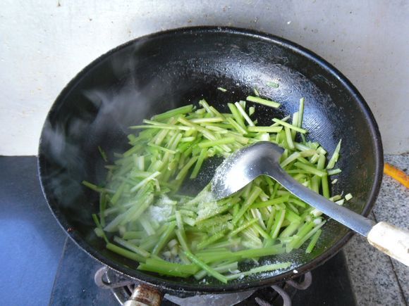 香肠炒芹菜步骤7