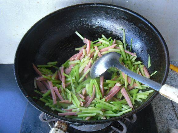 香肠炒芹菜步骤9