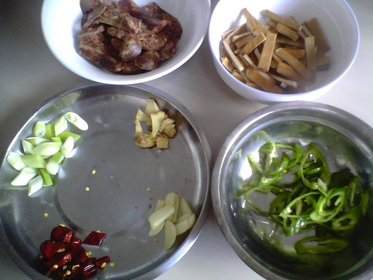 豆干炒香肠步骤1
