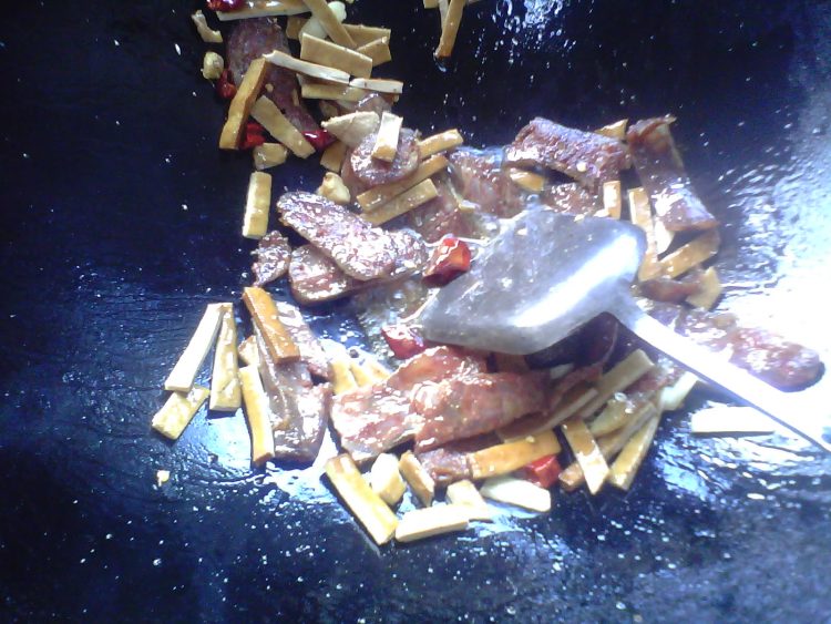 豆干炒香肠步骤5