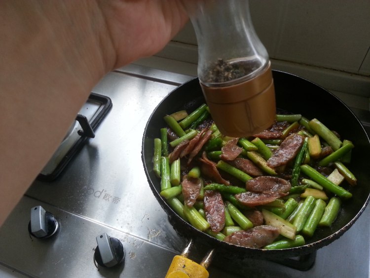芦笋炒香肠步骤11