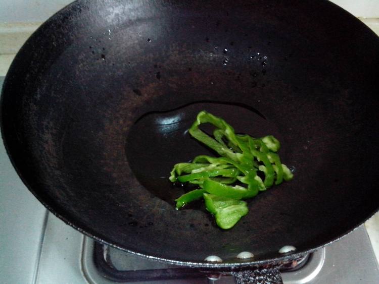 香肠鸡蛋干炒西葫芦步骤4