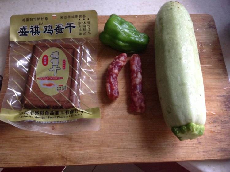 香肠鸡蛋干炒西葫芦步骤1