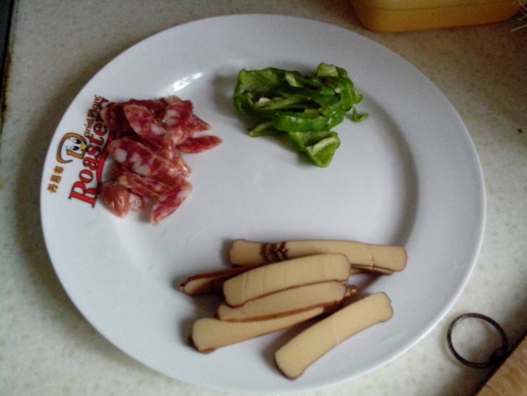 香肠鸡蛋干炒西葫芦步骤2