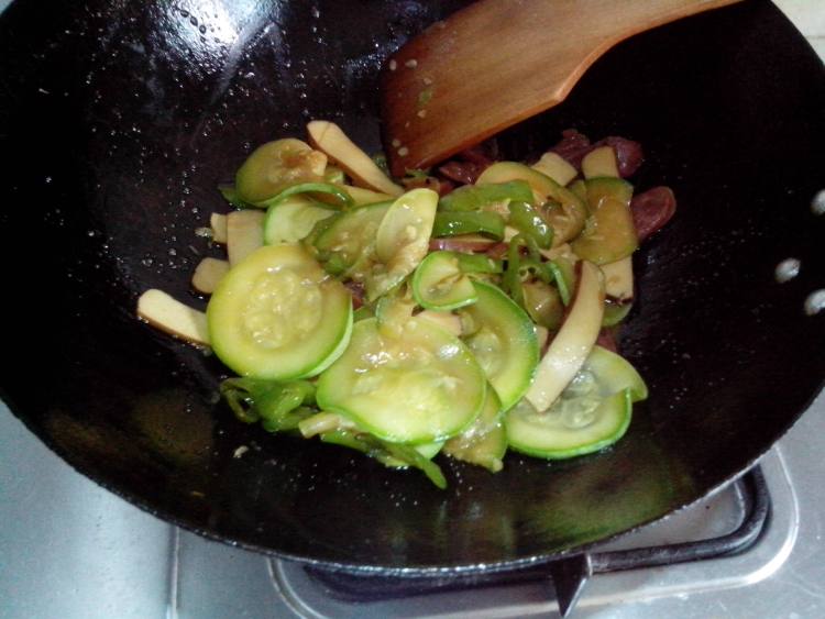香肠鸡蛋干炒西葫芦步骤10