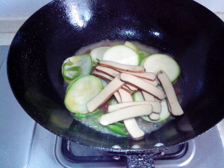 香肠鸡蛋干炒西葫芦步骤8