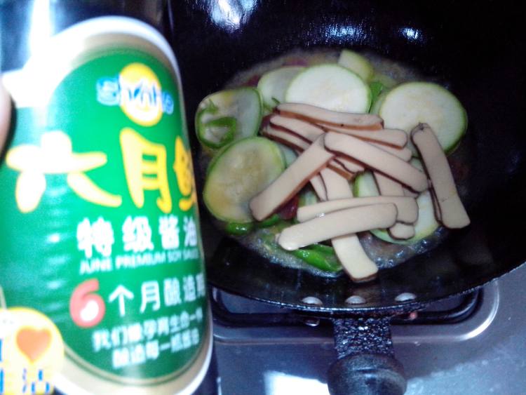 香肠鸡蛋干炒西葫芦步骤9