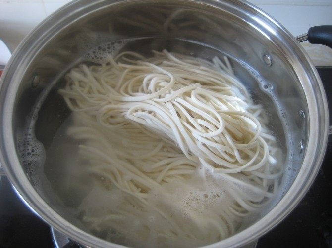 西红柿香肠炒面步骤3