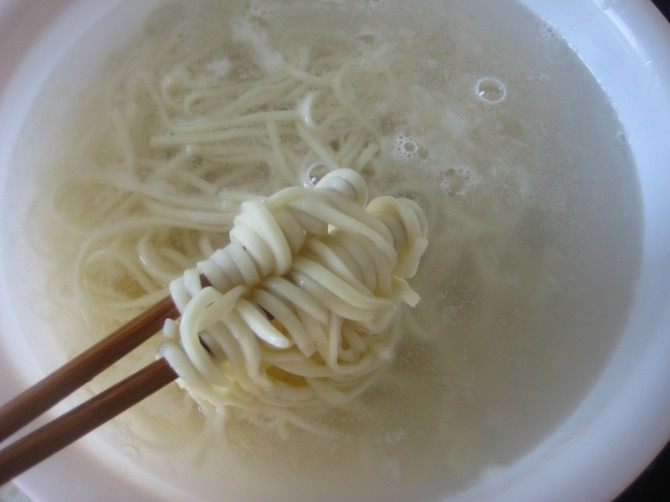 西红柿香肠炒面步骤4