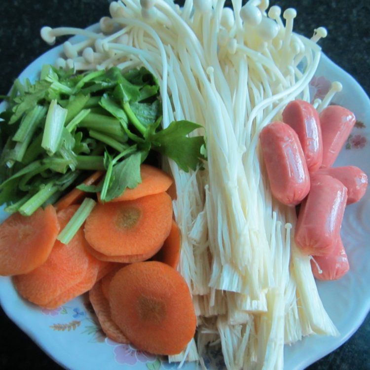鱼头素菜火锅步骤1
