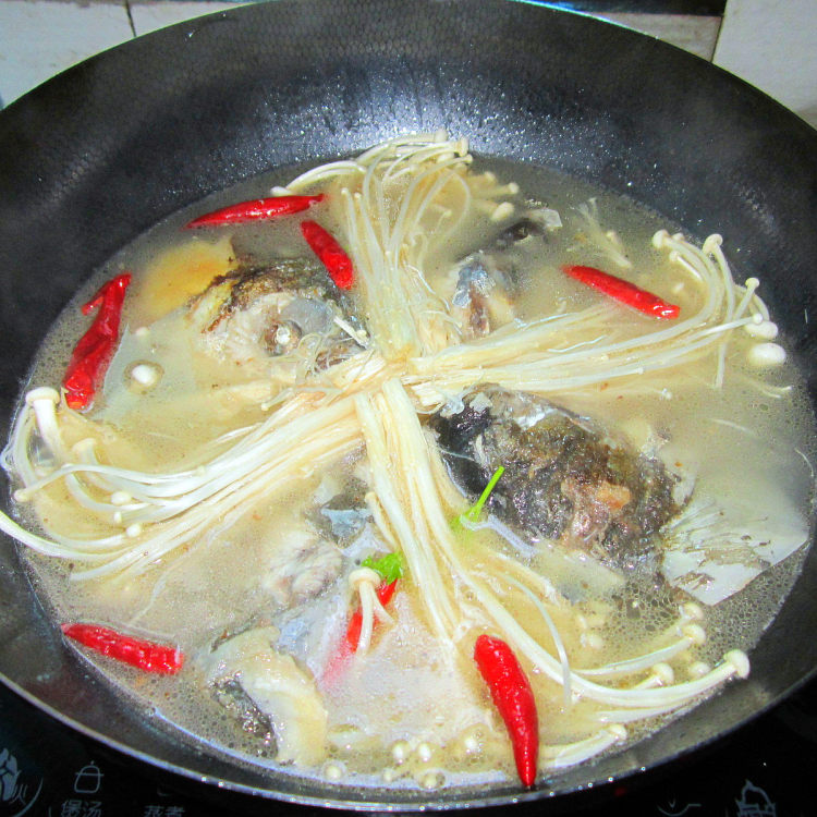 鱼头素菜火锅步骤6