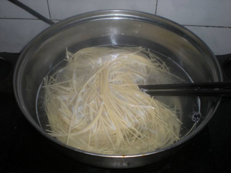 生菜腊肠面步骤1
