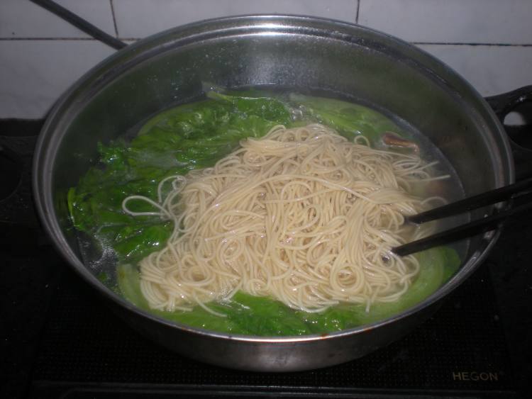生菜腊肠面步骤6