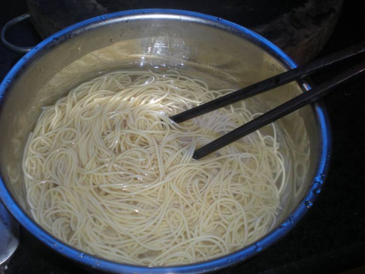 生菜腊肠面步骤2