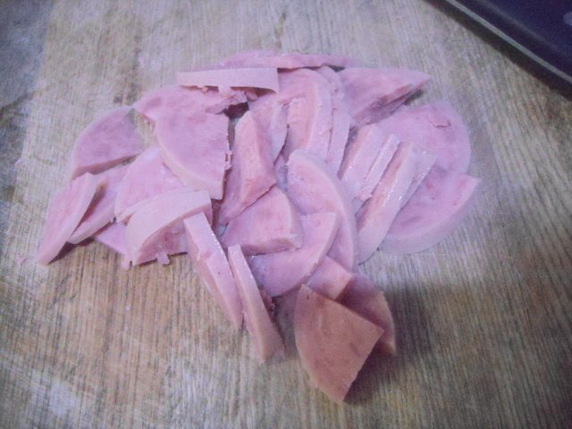 香肠杏鲍菇炒莴笋步骤1