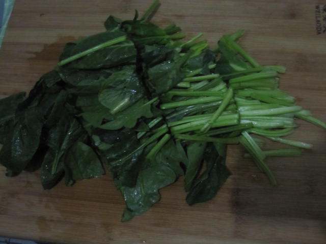 肉肠香菇炒菠菜步骤2