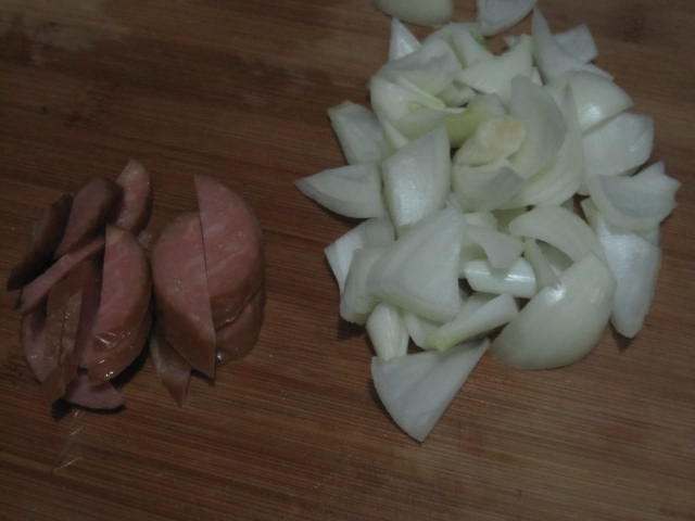 肉肠香菇炒菠菜步骤3