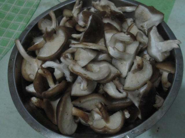 肉肠香菇炒菠菜步骤1