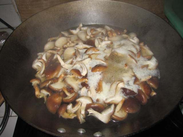 肉肠香菇炒菠菜步骤5