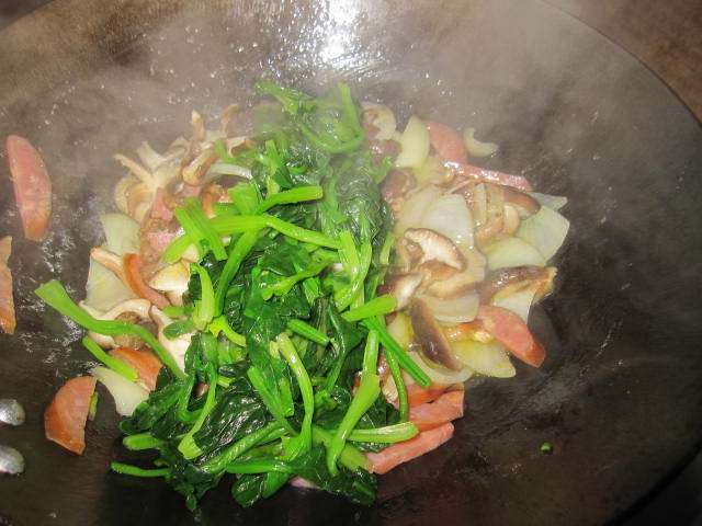 肉肠香菇炒菠菜步骤9
