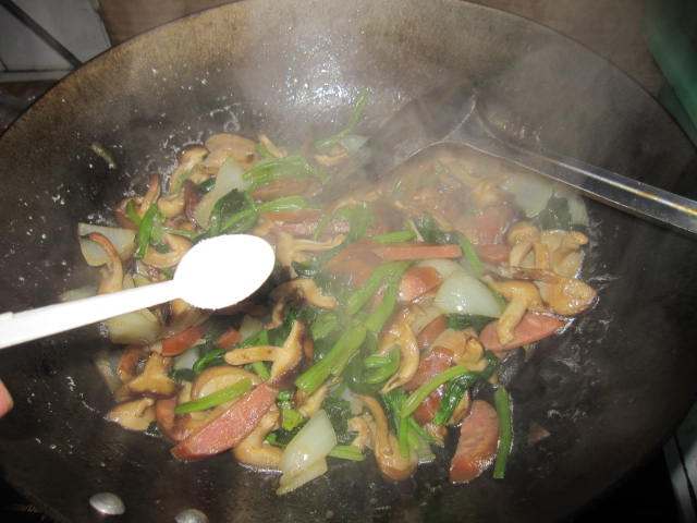 肉肠香菇炒菠菜步骤12