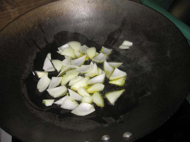 肉肠香菇炒菠菜步骤6