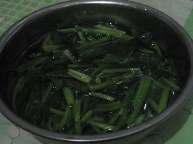 肉肠香菇炒菠菜步骤4