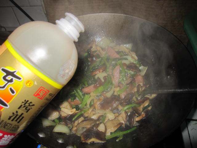 肉肠香菇炒菠菜步骤11