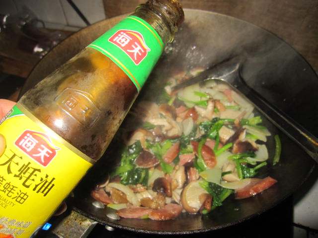 肉肠香菇炒菠菜步骤10